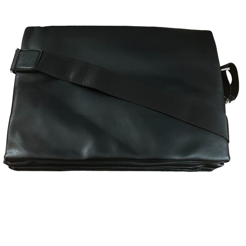 NWT Black Crossbody 3 Compartment Bag with adjustable Strap Unisex